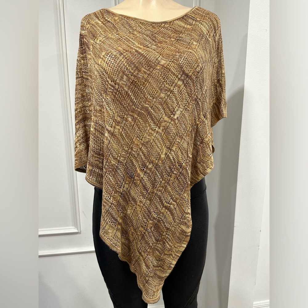 Victor Carlini Asymmetric Poncho
100% RAYON ONE SIZE